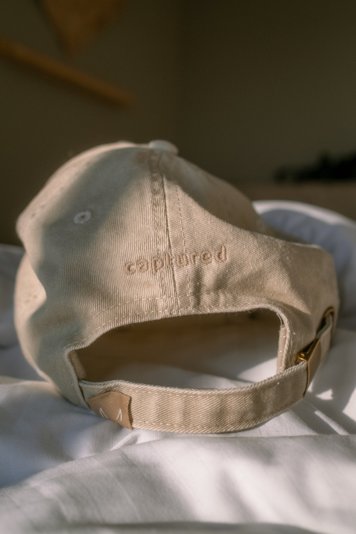 cap.tured beige