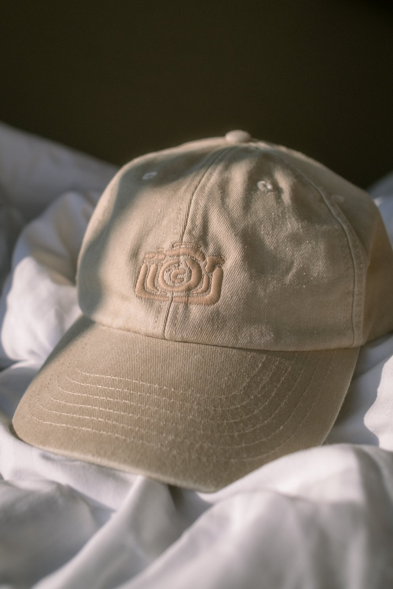 cap.tured beige
