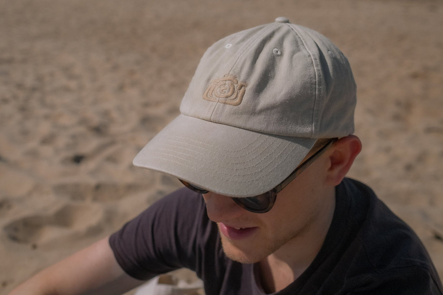cap.tured beige